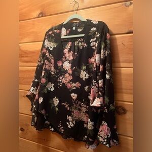 Tahari Top Womens 1X Black Floral Flare Sleeve Casual Lightweight V-Neck Blouse
